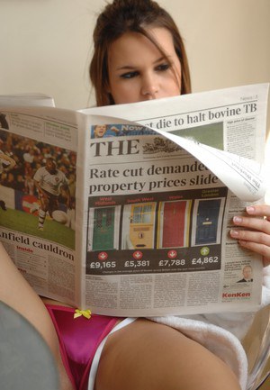 Грудастая толстушка в бикини читает утреннюю газету